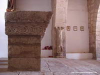 LATERAL DEL ALTAR. AL FONDO COLUMNA-ESTATUA