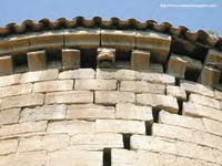 �BSIDE. DETALLE DE M�NSULA ESCULPIDA Y GRIETA CON CAIDA DE ELEMENTO DE CORNISA