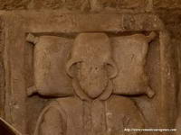 DETALLE DE LA LAPIDA FUNERARIA DE JAIME CALL&Eacute;N