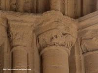 DETALLE DE CAPITEL CON FIERAY Y CUADR&Uacute;PEDO