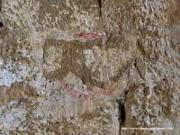 RESTOS DE CRUZ DE CONSAGRACI&Oacute;N EN MURO SUR