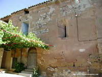 MURO SUR HACIA LOS PIES, CON EDIFICACIONES ANEJAS
