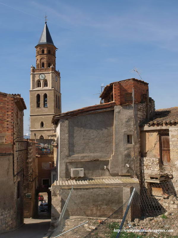 CABECERA Y TORRE DESDE UNO DE LOS CALLEJONES ADYACENTES