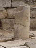 PIEDRA CIL�NDRICA DE SUJECI�N DEL ALTAR