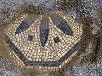 MOSAICO EN PASILLOS CIRCUNDANTES AL ATRIO