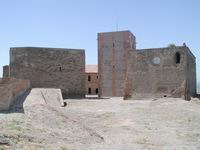 VISTA ESTE DE LAS EDIFICACIONES Y EL RECINTO. A IZQUIERDA, TEMPLO. A DERECHA: REFECTORIO Y TORRE