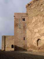 TEMPLO, TORRE DEL HOMENAJE Y REFECTORIO DESDE EL ACCESO AL RECINTO.