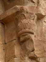 CAPITEL EN EL VENTANAL DEL MURO SUR