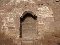 RESTO DE ANTIGUA PUERTA, EN FUNCIONES DE VENTANA.