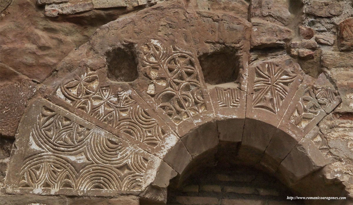 DETALLE DE LAS DECORACIONES GEOM�TRICAS DEL VENTANAL-PUERTA SUR
