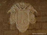ESCUDO DE ONTI&Ntilde;ENA EN YESO SOBRE EL MURO NORTE