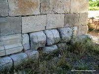 BASAMENTO DE MATERIALES ROMANOS, EN MURO ESTE
