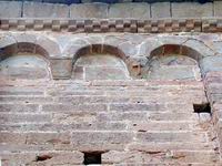 DETALLE ARQUILLOS LOMBARDOS Y FRISO DE AJEDREZADO EN MURO NORTEBAJO LA CORNISA