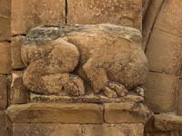 CUERPO DE FELINO GUARDIAN DEL ACCESO AL TEMPLO