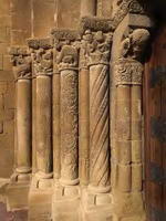 COLUMNAS DECORADAS EN LA PORTADA SUR