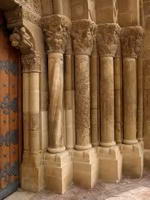 COLUMNAS DECORADAS EN LA PORTADA SUR