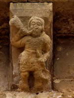 M&Eacute;NSULA DECORADA EN EL ALERO SUR DEL TEMPLO