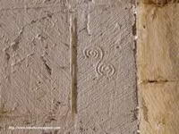 MARCA EN FORMA DE �S� EN PILASTRA SUR DE ARCO TRIUNFAL