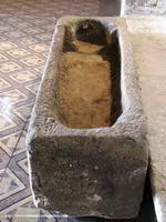 SARC�FAGO ANTROPOMORFO DE LOS ALREDEDORES