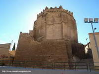 CABECERA TRAS RESTOS DE LA MURALLA
