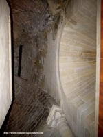 DETALLE DEL �BSIDE TRAS EL RETABLO. VENTANAL CENTRAL Y B�VEDA