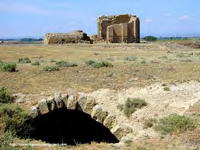 DETALLE DE B�VEDA DEL SILO, Y A LO LEJOS, IGLESIA INCONCLUSA