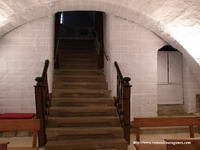 VISTA DEL ACCESO A LA CRIPTA. ESCALINATA CENTRAL ACTUAL E IM�GEN DE PUERTA LATERAL ORIGINAL CEGADA
