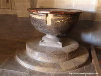 PILA BAUTISMAL A LOS PIES DEL TEMPLO