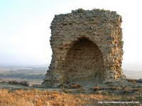 RUINAS DEL MURO SUR DEL CASTILLO, CON  �BSIDE APUNTADO EXCAVADO EN EL MISMO