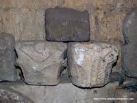 TRES CAPITELES
