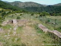 ESTRUCTURAS DEL YACIMIENTO HACIA PONIENTE
