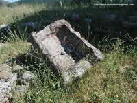 RECIPIENTE TALLADO EN PIEDRA, CON ORIFICIO DE DESAG�E