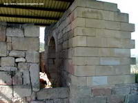 PUERTA LATERAL NORTE DE ACCESO EXTERIOR A LA CABECERA