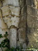 CAPITEL ESTE Y SILLAR EPIGRAFIADO