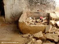 RESTOS DE LA PILA A LOS PIES DEL TEMPLO