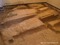 SEPULTURAS ANTROPOMORFAS EN LA CAPILLA NORTE.