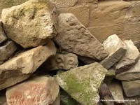 RESTO DE ��BACO? DECORADO, ENTRE PIEDRAS RECUPERADAS