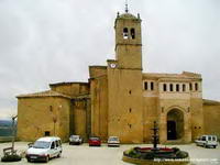 VISTA NORTE DEL TEMPLO CON SU ACCESO G&Oacute;TICO DESDE LA PLAZA DEL PUEBLO