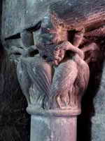 CAPITEL DEL VENTANAL CENTRAL DE LA NAVE CENTRAL EN LA CRIPTA