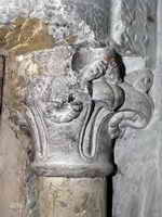 CAPITEL DEL VENTANAL LATERAL DE LA NAVE CENTRAL EN LA CRIPTA