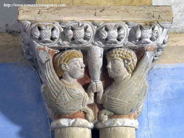 CAPITEL DOBLE DEL LADO SUR DE LA CRIPTA