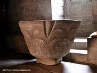 PILA BAUTISMAL A LOS PIES DEL TEMPLO