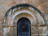 INTERIOR DEL TEMPLO, DESDE LA PUERTA DE ACCESO OESTE. PIES DE LA NAVE, CON DIAFRAGMA A MITAD DE TEMPLO