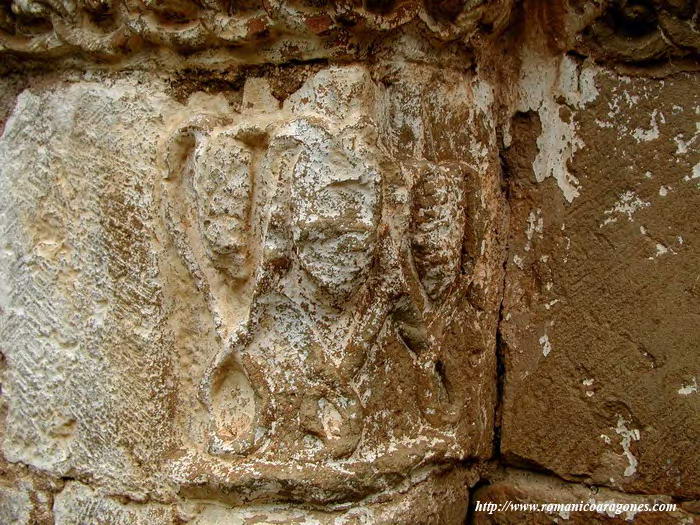 INTERIOR DEL TEMPLO. ZONA DE CABECERA ACTUAL. ARCO FAJ�N CON CAPITELES