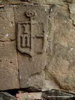 PORTADA A LOS PIES DEL MURO NORTE: ESCUDO ABACIAL