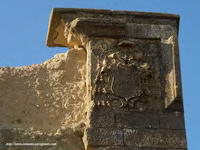 ESCUDO DE DON HERNANDO DE ARAG�N EN ANGULO NOROESTE DEL VALLADO