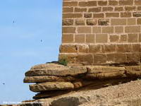 ACCESO AL CASTILLO. AL FONDO, PUERTA DE LA CAPILLA