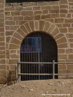 T�MPANO SOBRE ACCESO A CAPILLA. CRUZ DE MALTA