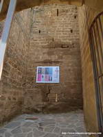 CABECERA PLANA DE LA CAPILLA, CON VENTANAL. A DERECHA, EN ALTO, PUERTA DE ACCESO A TORRE