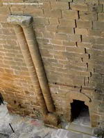 MURO ESTE DE LA CAPILLA CON EL ACCESO Y LAS SEMICOLUMNAS